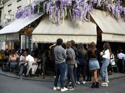 Potret Warga Paris Bisa Nongkrong Lagi di Cafe