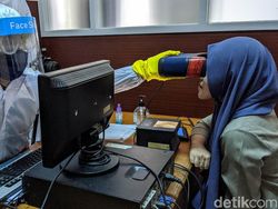 Rekam Data e-KTP, Petugas Berbaju Hazmat Rekam Data e-KTP, Petugas Berbaju Hazmat