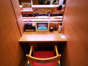 Sensasi Makan Sushi Sendirian di Dalam Bilik Ada di Resto Ini Sensasi Makan Sushi Sendirian di Dalam Bilik Ada di Resto Ini