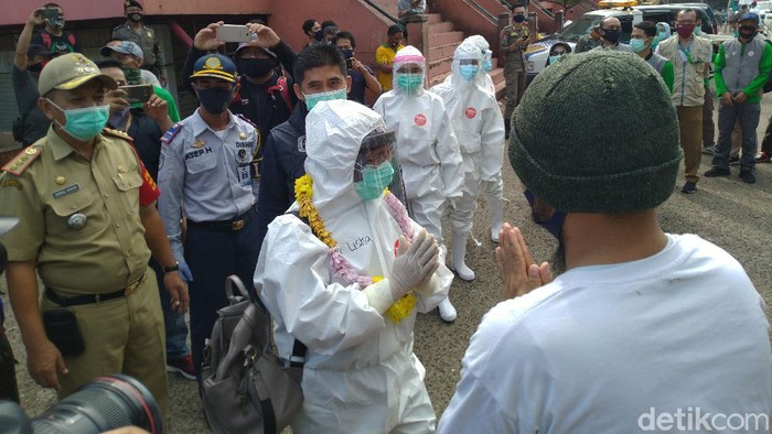 Tim medis disambut kalung bunga oleh pedagang Pasar Cileungsi.