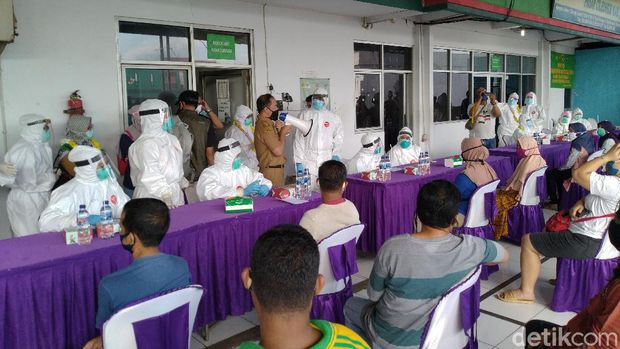 Tim medis disambut kalung bunga oleh pedagang Pasar Cileungsi.