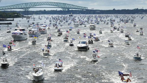 Parade Perahu Meriahkan Peringatan Ulang Tahun Trump