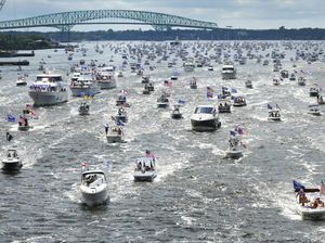 Parade Perahu Meriahkan Peringatan Ulang Tahun Trump