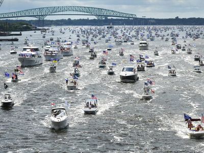 Parade Perahu Meriahkan Peringatan Ulang Tahun Trump