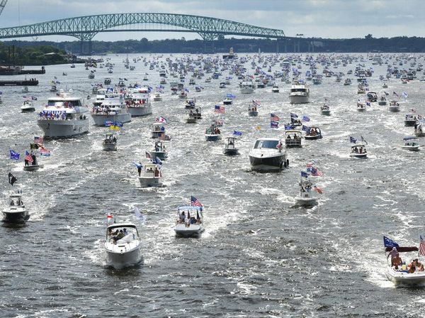 Parade Perahu Meriahkan Peringatan Ulang Tahun Trump