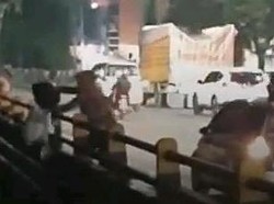 Bah! Warga di Medan Sengaja Turun dari Mobil Buat Buang Sampah ke Sungai