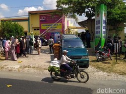 Video Massa Bawa Pulang Belasan Pasien Corona dari Klinik di Blora