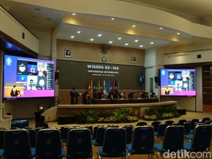 Wisuda Online di Semarang: Toga dan Biaya Konsumsi Dikirim ke Wisudawan