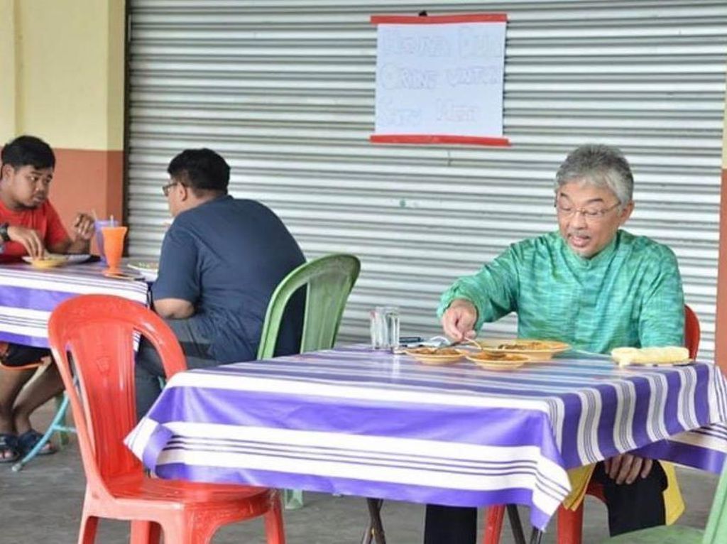 Raja Malaysia Makan Roti di Kedai, Warganet Puji Kesederhanaannya