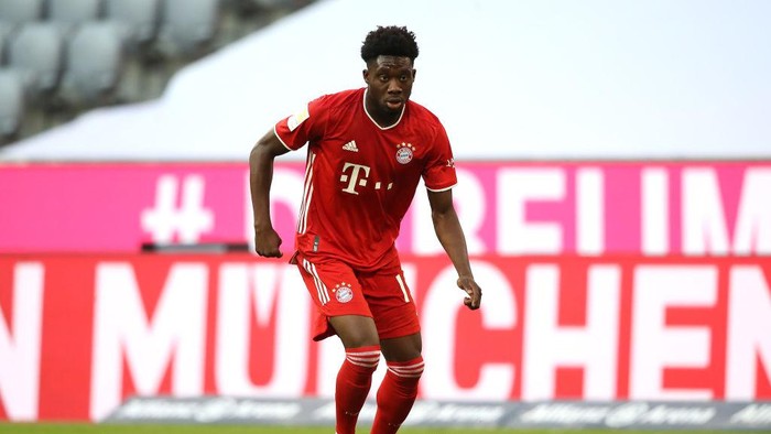 MUNICH, GERMANY - JUNE 13:  Alphonos Davies of FC Bayern Muenchen runs with the ball during the Bundesliga match between FC Bayern Muenchen and Borussia Moenchengladbach at Allianz Arena on June 13, 2020 in Munich, Germany. (Photo by Alexander Hassenstein/Getty Images)