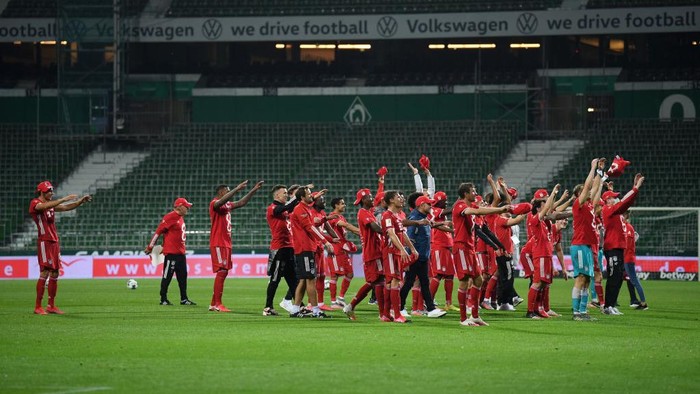 BREMEN, GERMANY - JUNE 16: Players of Bayern Munich celebrate securing the Bundesliga title in front of empty stands following their victory in the Bundesliga match between SV Werder Bremen and FC Bayern Muenchen at Wohninvest Weserstadion on June 16, 2020 in Bremen, Germany. (Photo by Stuart Franklin/Getty Images)