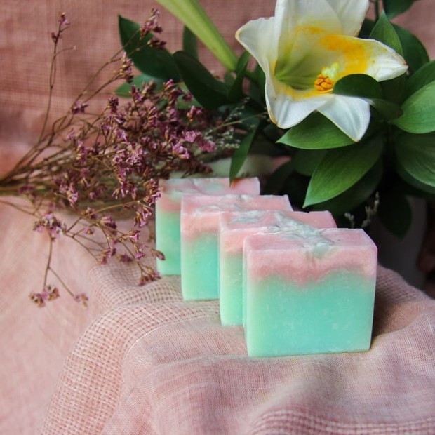 Sabun organik dibuat dari bahan yang ramah lingkungan.