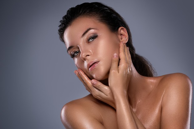 Menggunakan Cleansing Oil untuk membersihkan makeup