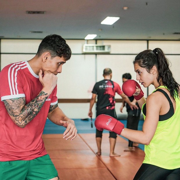 Tak hanya nge-gym, Pevita juga gemar melakukan olahraga tinju untuk melatih kebugaran dan kekuatan otot.