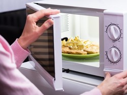 Amankah Memanaskan Wadah Plastik dalam Microwave? Ini Penjelasannya