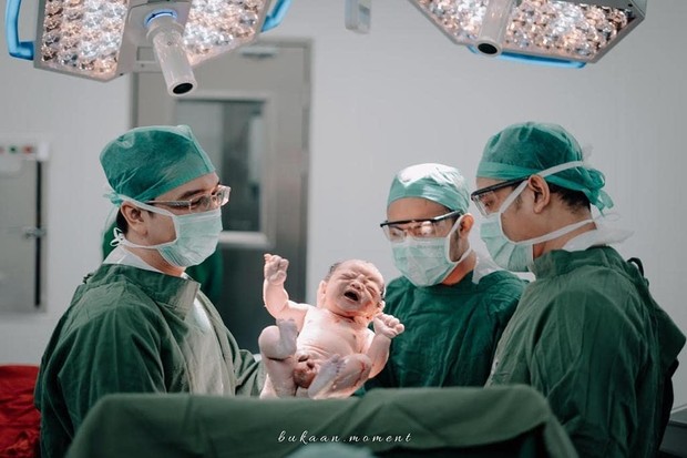 Birth Photography/sumber: www.instagram.com/bukaan.moment/ Koleksi foto momen persalinan oleh fotografer Bukaan