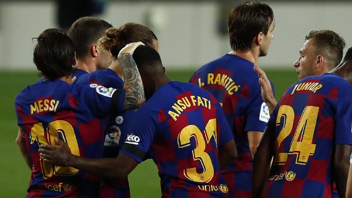 FC Barcelonas Antoine Griezmann, second left, celebrates after scoring his sides second goal during the Spanish La Liga soccer match between FC Barcelona and Leganes at the Camp Nou stadium in Barcelona, Spain, Tuesday, June 16, 2020. (AP Photo/Joan Montfort)