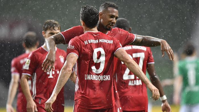 bayern munich bundesliga liga jerman werder bremen vs bayern munich robert lewandowski Bayerns Robert Lewandowski, foreground, celebrates with his teammate Bayerns Jerome Boateng after scoring his sides opening goal during the German Bundesliga soccer match between Werder Bremen and Bayern Munich in Bremen, Germany, Tuesday, June 16, 2020. Because of the coronavirus outbreak all soccer matches of the German Bundesliga take place without spectators. (AP Photo/Martin Meissner, Pool)