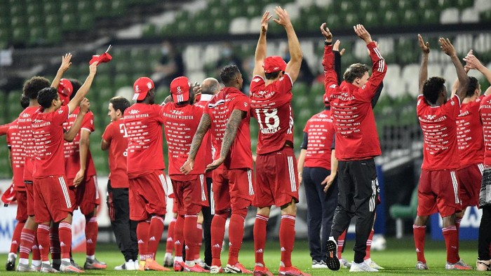 Bayerns players celebrate end of the German Bundesliga soccer match between Werder Bremen and Bayern Munich in Bremen, Germany, Tuesday, June 16, 2020. Because of the coronavirus outbreak all soccer matches of the German Bundesliga take place without spectators. Bayern Munich secured its eighth successive German Bundesliga title Tuesday with two games to spare after beating Werder Bremen 1-0 with a goal from Robert Lewandowski. (AP Photo/Martin Meissner, Pool)