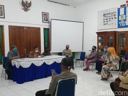 Belasan Warga Madiun Protes Karena Makam Keluarga Jadi Jalan
