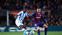 Clement Lenglet (kanan dalam foto), dua kali sudah dibangkucadangkan karena kerap bikin kesalahan yang berujung gawang Barcelona kebobolan (Getty Images/Alex Caparros)