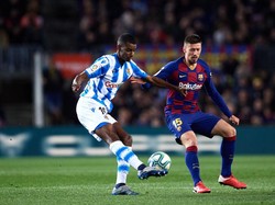 Clement Lenglet (kanan dalam foto), dua kali sudah dibangkucadangkan karena kerap bikin kesalahan yang berujung gawang Barcelona kebobolan (Getty Images/Alex Caparros)