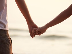 Sedih! Ketahuan Jatuh Cinta, Pria Ini Dipaksa Minum Air Kencing