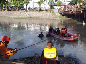Satu Perahu Karet Diterjunkan Cari Dua Anak yang Tenggelam di Kalimas Satu Perahu Karet Diterjunkan Cari Dua Anak yang Tenggelam di Kalimas