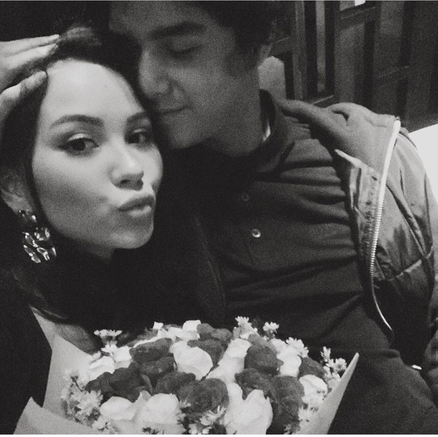 Pada perayaan hari jadi keempat, Al mengajak Alyssa makan malam romantis serta memberikan buket bunga mawar.