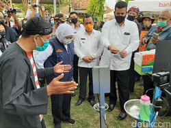 Datangi Kampung Benteng Kota Probolinggo, Khofifah Puji Hand Sanitizer Sensor