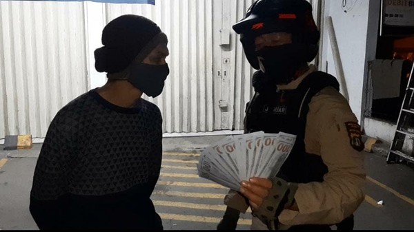 Hendak Transaksi Dolar Palsu, Pria di Depok Ditangkap Tim Jaguar Hendak Transaksi Dolar Palsu, Pria di Depok Ditangkap Tim Jaguar