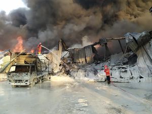 Video Pabrik Cat di Tangerang Terbakar Hebat Video Pabrik Cat di Tangerang Terbakar Hebat