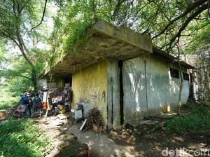 Keluarga di Solo Ini Tinggal di Eks Gudang Es Angker, Lampunya Tenaga Aki Keluarga di Solo Ini Tinggal di Eks Gudang Es Angker, Lampunya Tenaga Aki