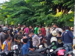 Petugas Halau Warga yang Berkerumun Saat Lihat Pencarian 2 Anak Tenggelam