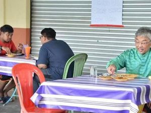 Makan di Kedai dan Warung Tenda, 5 Bukti Kesederhanaan Raja Malaysia