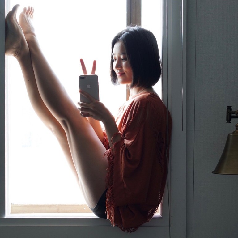 Di Instagram wanita cantik tersebut sering memamerkan tubuhnya yang fleksibel. Sebagai instruktur yoga, ia pun mampu melakukan gerakan-gerakan sulit yang membuat banyak orang semakin terpesona. Foto: Instagram @yuju_connect