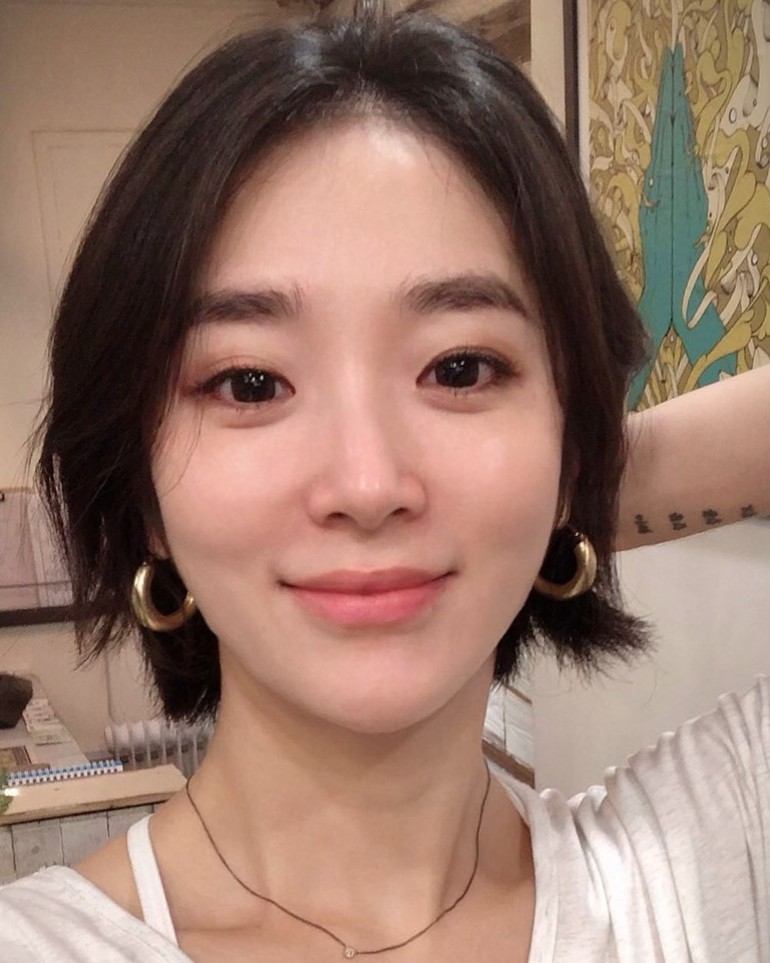 Para netizen pun sering salah fokus dengan wajahnya menawan. Ketika tidak makeup, Lee Yuju tampak punya wajah yang imut. Foto: Instagram @yuju_connect