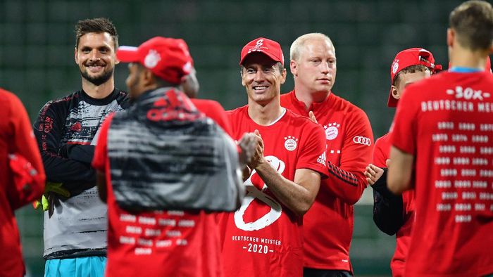 Lewandowski BREMEN, GERMANY - JUNE 16: Robert Lewandowski of Bayern Munich wears a shirt and cap in celebration of securing the Bundesliga title following their victory in the Bundesliga match between SV Werder Bremen and FC Bayern Muenchen at Wohninvest Weserstadion on June 16, 2020 in Bremen, Germany. (Photo by Stuart Franklin/Getty Images)