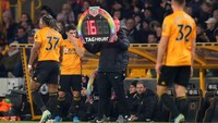 Kedelapan, pergantian pemain tidak lagi tiga melainkan kini lima. Itu bertujuan menjaga kebugaran pemain yang akan bertanding di padatnya jadwal Liga Inggris (Getty Images)