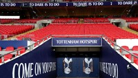 Kedua, tiap tim yang berlaga akan berjalan bergantian di lorong stadion. Tidak lagi berbarengan seperti biasanya demi social distancing (Getty Images)