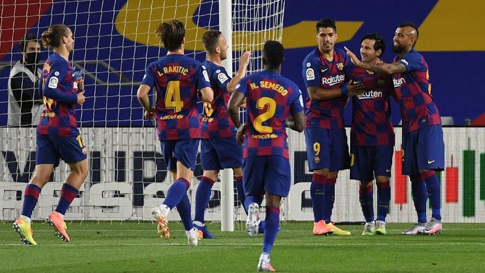 lionel messi barcelona laliga liga spanyol BARCELONA, SPAIN - JUNE 16: Lionel Messi of Barcelona celebrates with his team after scoring his teams second goal from the penalty spot during the Liga match between FC Barcelona and CD Leganes at Camp Nou on June 16, 2020 in Barcelona, Spain. (Photo by Alex Caparros/Getty Images)
