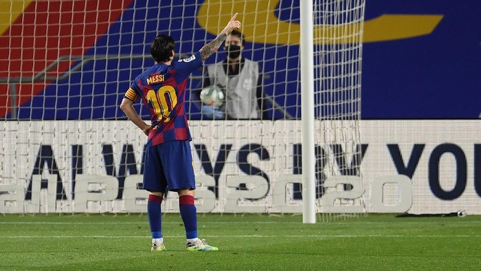 BARCELONA, SPAIN - JUNE 16: Lionel Messi of Barcelona celebrates towards the empty stands after scoring his teams second goal from the penalty spot during the Liga match between FC Barcelona and CD Leganes at Camp Nou on June 16, 2020 in Barcelona, Spain. (Photo by Alex Caparros/Getty Images)