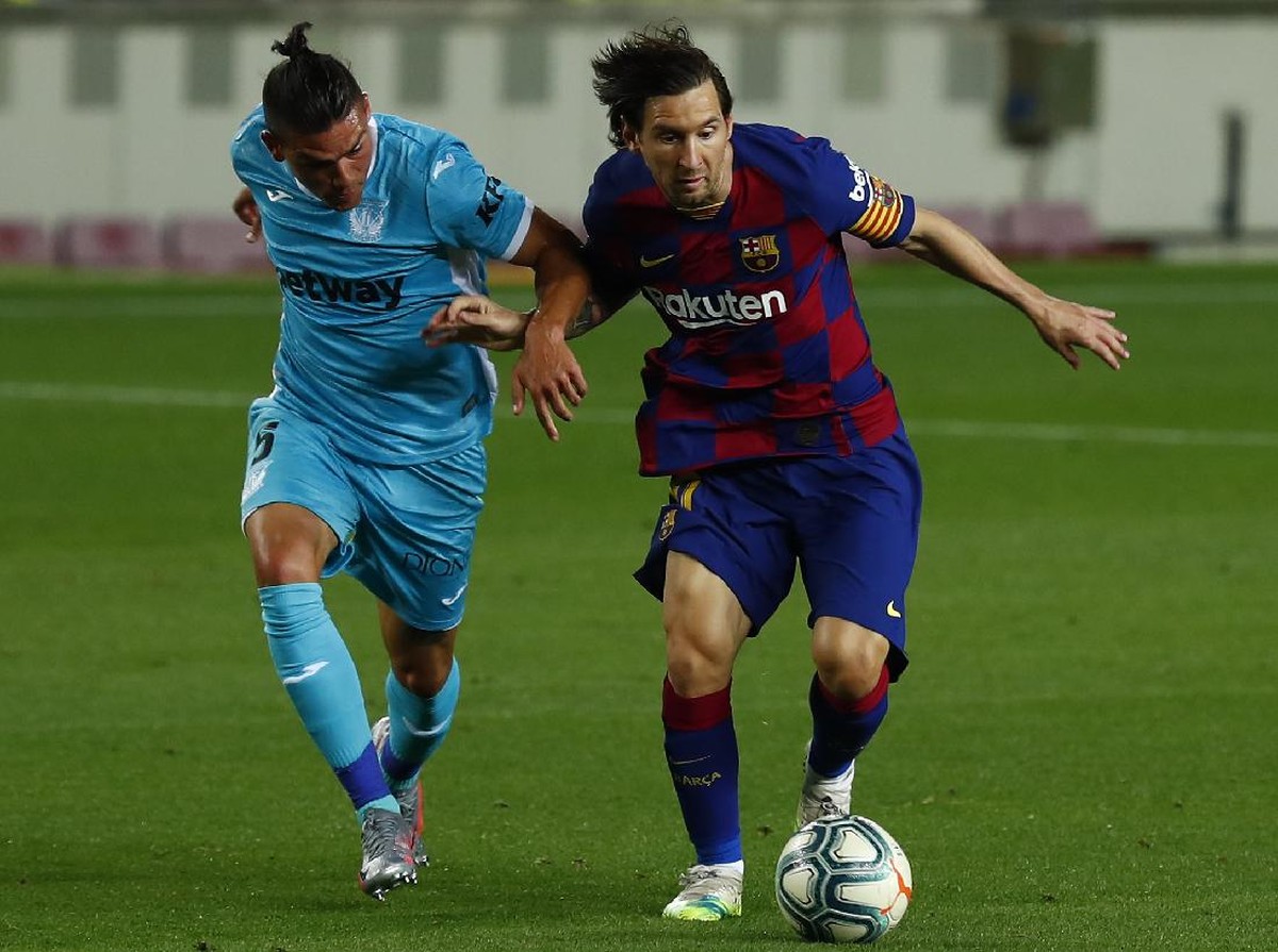 Messi mencetak gol lewat sepakan penalti di laga ini. Foto: AP/Joan Monfort