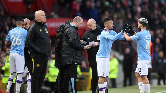 MANCHESTER, ENGLAND - MARCH 08: Gabriel Jesus of Manchester City shakes hands with Sergio Aguero of Manchester City as he is substituted during the Premier League match between Manchester United and Manchester City at Old Trafford on March 08, 2020 in Manchester, United Kingdom. (Photo by Michael Regan/Getty Images)