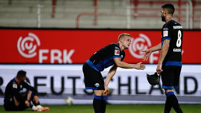 BERLIN, GERMANY - JUNE 16: Klaus Gjasula of Paderborn consoles Kai Pröger after the Bundesliga match between 1. FC Union Berlin and SC Paderborn 07 at Stadion An der Alten Foersterei on June 16, 2020 in Berlin, Germany. (Photo by Pool/Kay Nietfeld/Pool via Getty Images)