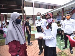 Tunjang Belajar Mengajar Virtual, Pemkab Lutra Bagikan Ribuan Tablet ke Sekolah