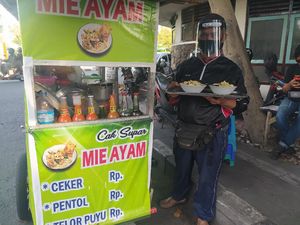 Semangat New Normal, Penjual Mi Ayam dan Rujak di Sidoarjo Pakai Face Shield