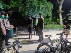 Patroli Kerumunan Malam di Surabaya, Polisi Ingatkan Physical Distancing