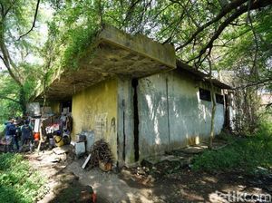 Kisah Agus Ajak Keluarganya Bertahun-tahun Tinggal di Bekas Gudang Es Kisah Agus Ajak Keluarganya Bertahun-tahun Tinggal di Bekas Gudang Es