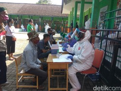 Aktivitas Pasar Tumpah di Cimahi Penuh Sesak, 200 Pedagang Jalani Swab Test